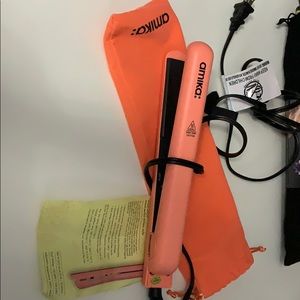 Amika ceramic styler straighter